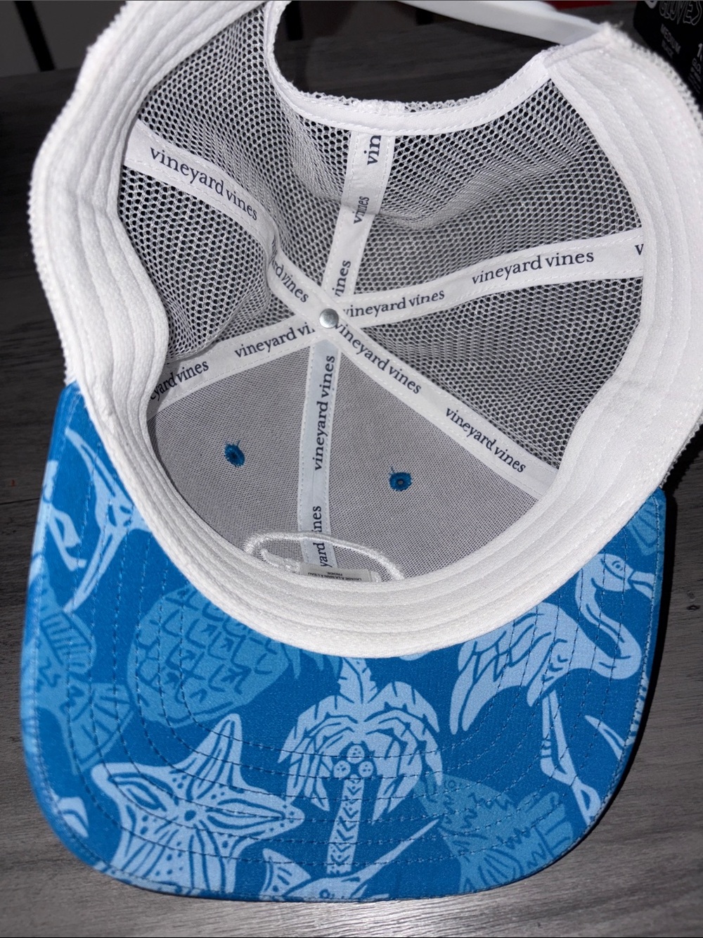 Vineyard Vines Men’s Hat and Performance Long-Sleeve - Picture 10 of 10